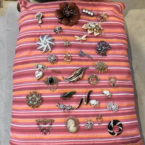 32 Brooches various designs